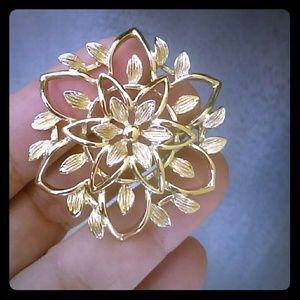 Vintage Sarah Coventry flower Brooch pin